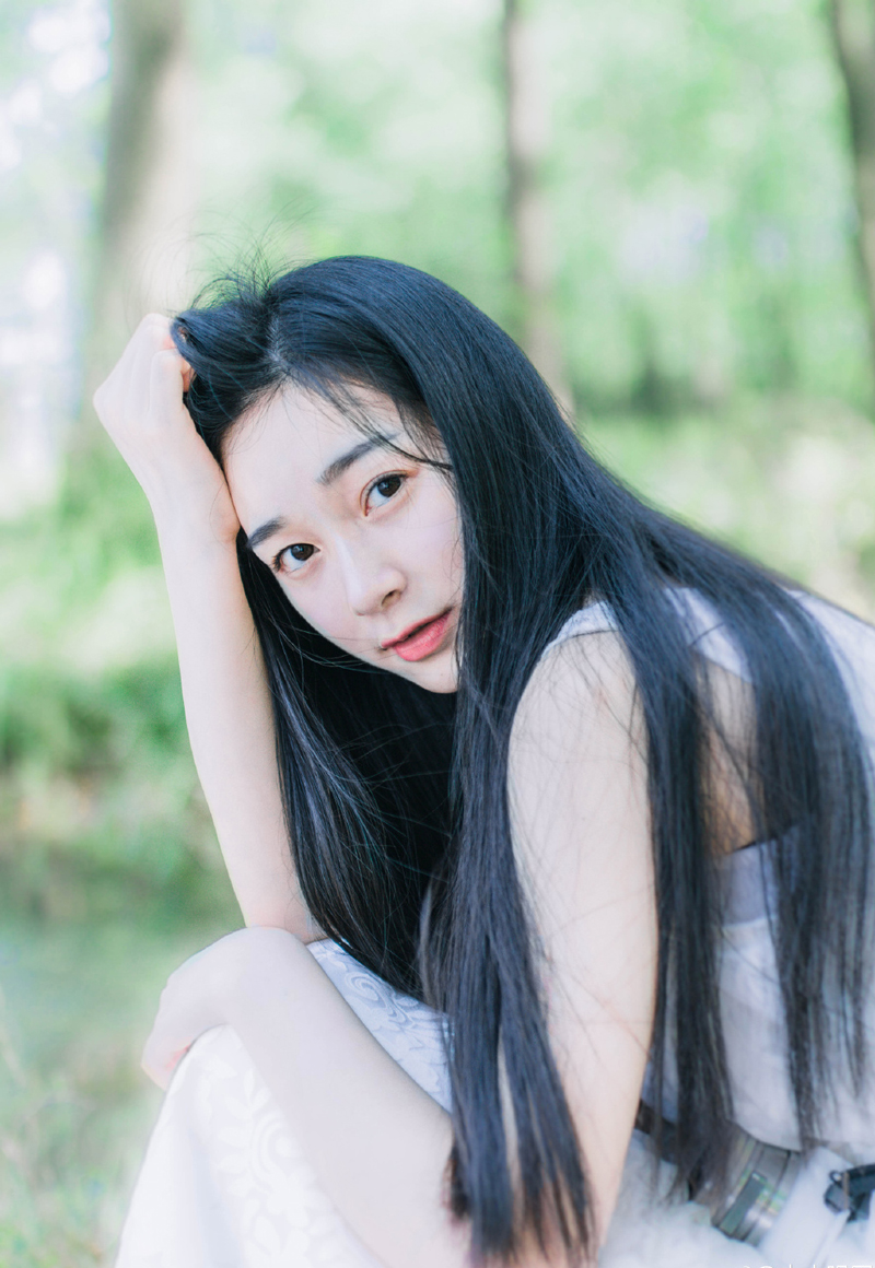 次日一早，蜀中以张松为首的一些世家开始奔走相告，细数刘璋在任期间一些罪状，要联名上奏，请求斩刘璋，以平民愤！